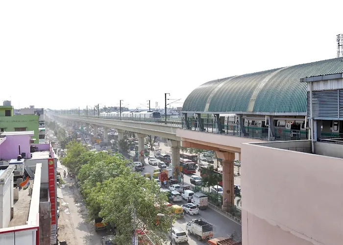 Self catering: Hotel O Metro Height'S Near Nangloi Railway Metro Station