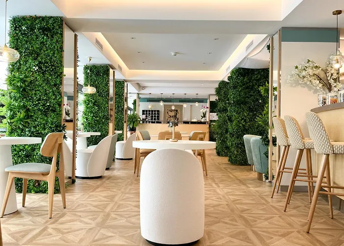 Luxury hotel only: Hotel Victoria