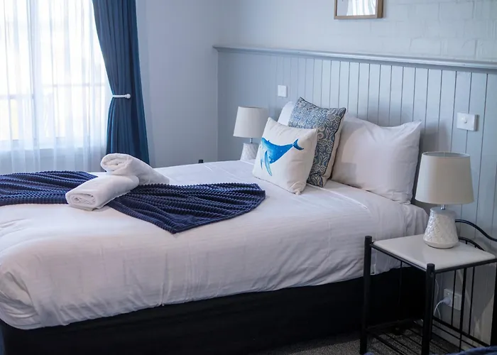 Hotel with view: Heritage House Motel & Units