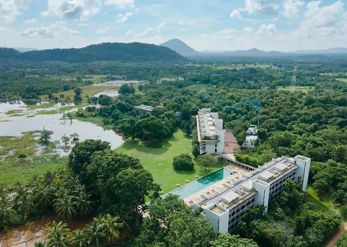 Hotel with view: Jetwing Lake