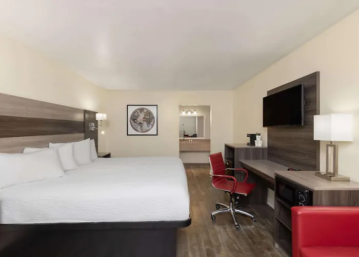 4 star hotel: Ramada By Wyndham Kingman