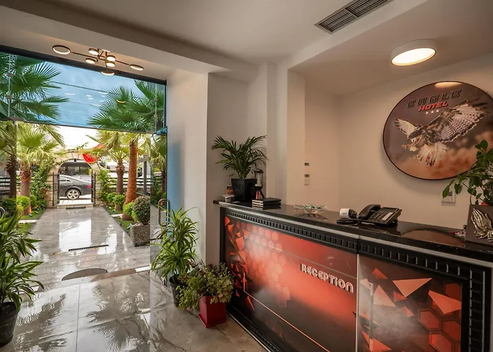 Hotel Con Piscina Eagle