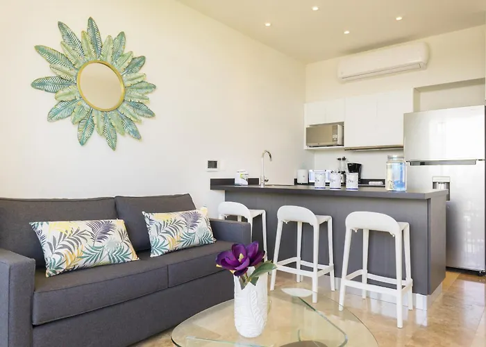 Hotel near College: Tropic Playa Apartments