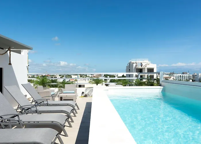 Hotel near College: Tropic Playa Apartments