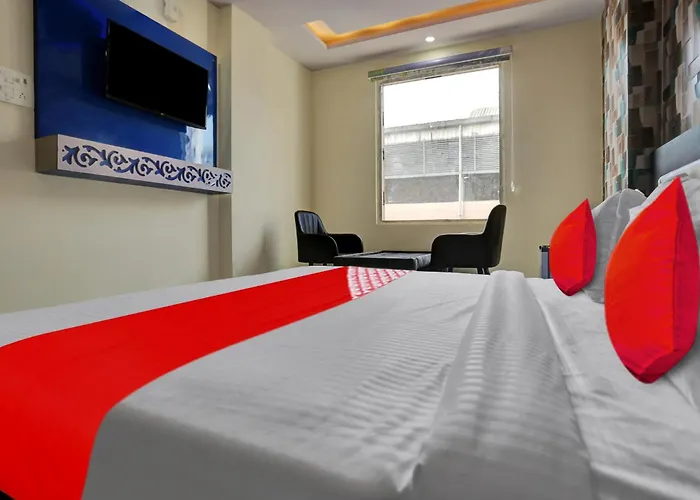 Self catering: Hotel O Metro Height'S Near Nangloi Railway Metro Station