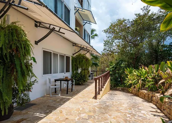 Pet Friendly hotel: Gaia Collection Hotels Manuel Antonio