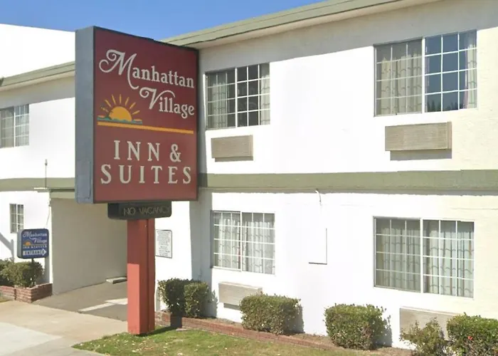 Hotel near College: Manhattan Inn & Suites