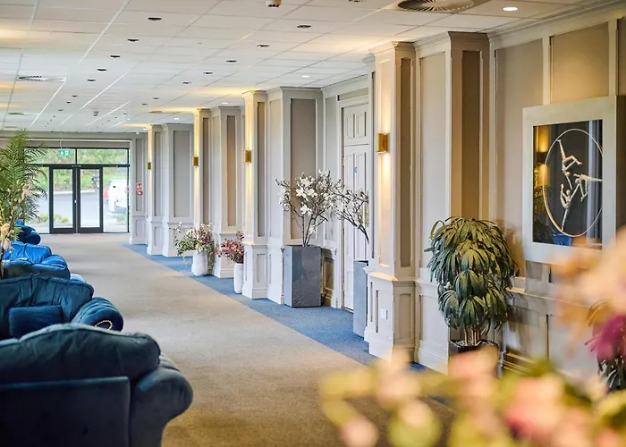 Pet Friendly hotel: Comis Hotel & Golf Resort