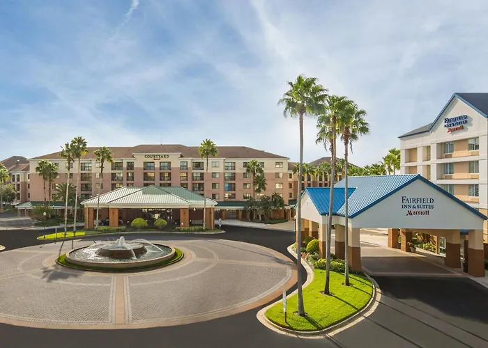 Hotel with pool: Courtyard By Marriott Orlando Lake Buena Vista In The Marriott Village