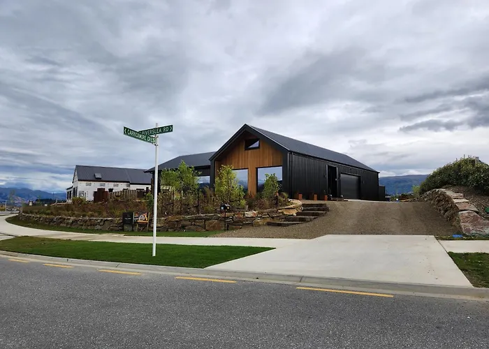 3 star hotel: Escape To Riverslea