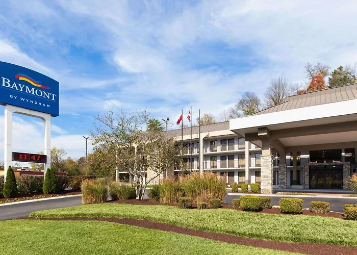 Hotels with pool Baymont By Wyndham Nashville Airport