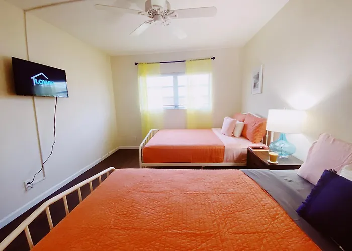 Hotel near College: Bayview Regency Apartments By Lowkl