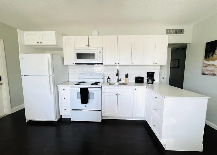 Hotel near College: Bayview Regency Apartments By Lowkl