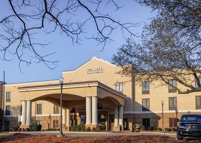 Pet Friendly hotel: Russell Inn And Suites