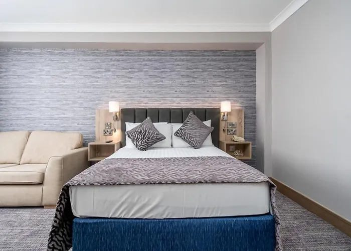 Hotel with pool: Rochestown Lodge Hotel