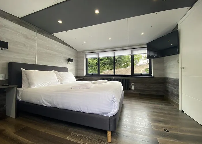 4 star hotel: The Watersedge, Canal Cottages