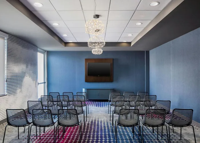 Pet Friendly hotel: Aloft Phoenix Airport