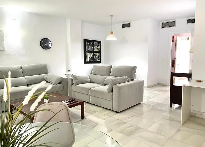Hotel cerca del colegio: Apartamentos y casas SERINAMAR- Banús, Marbella