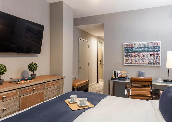 Hotel near College: Artezen Hotel