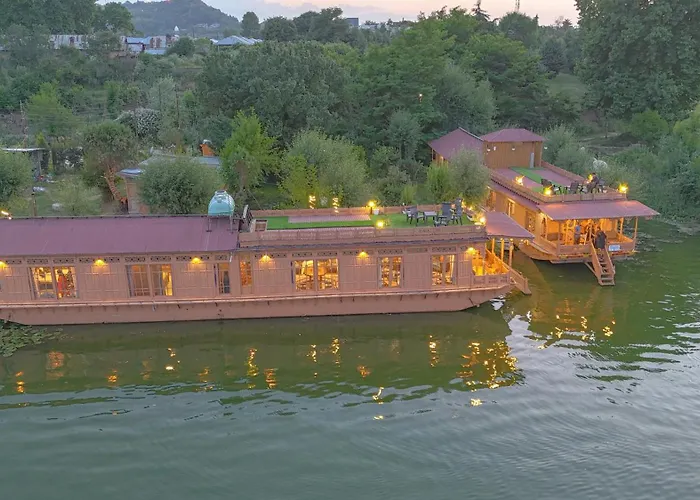 Dog friendly hotels Peacock Houseboats