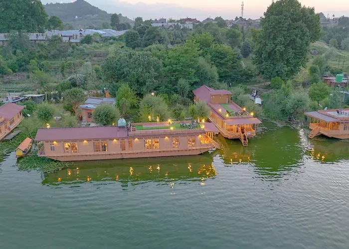 Dog friendly hotels Peacock Houseboats