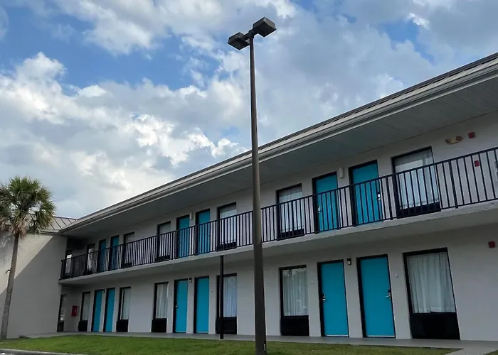 Spa Hotel: Clarion Inn & Suites Kissimmee-Lake Buena Vista South