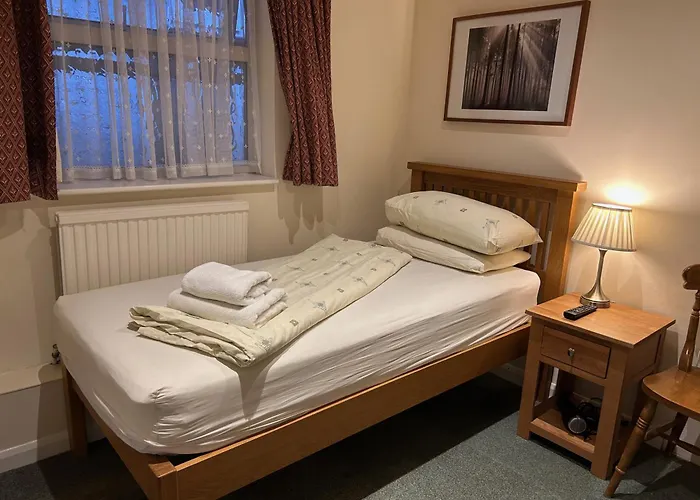 Oakwood Bed And Breakfast Heathrow