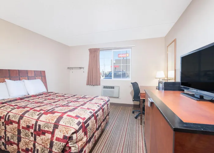 Hotel with pool: Knights Inn And Suites - Grand Forks