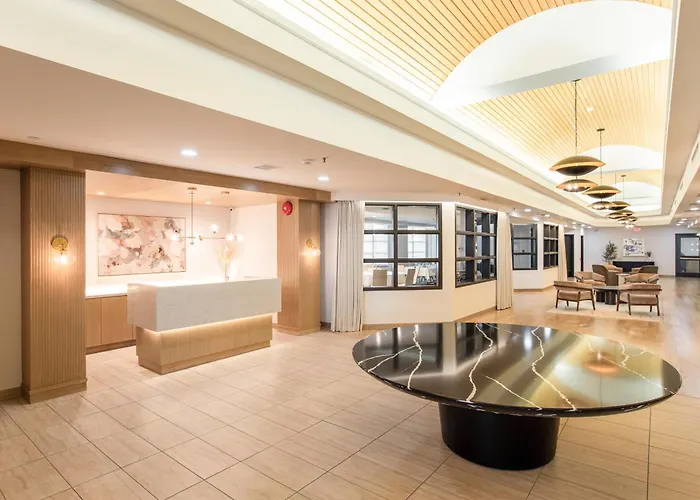 Luxury hotel only: Norwood Hotel