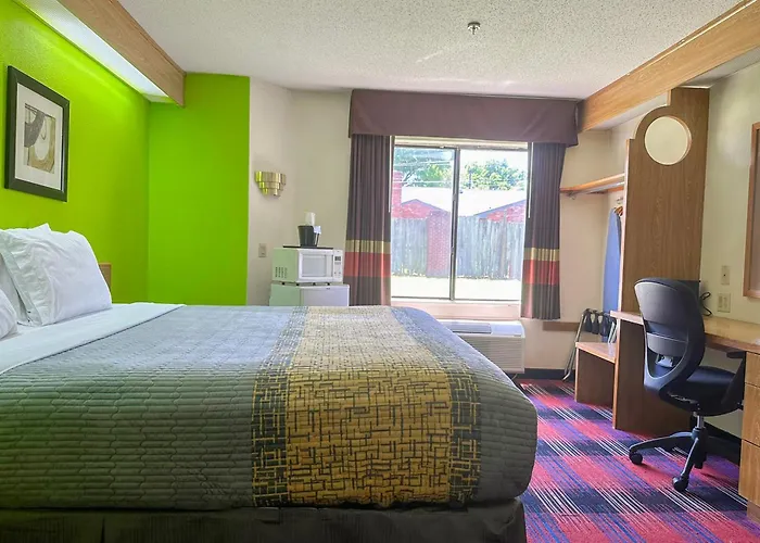 Cheap hotel: Classic Inn By Townhouse American Way Memphis I 240