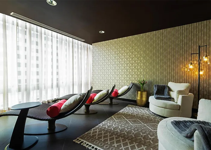 Hotel with Tennis: Thewit Chicago, A Hilton Hotel
