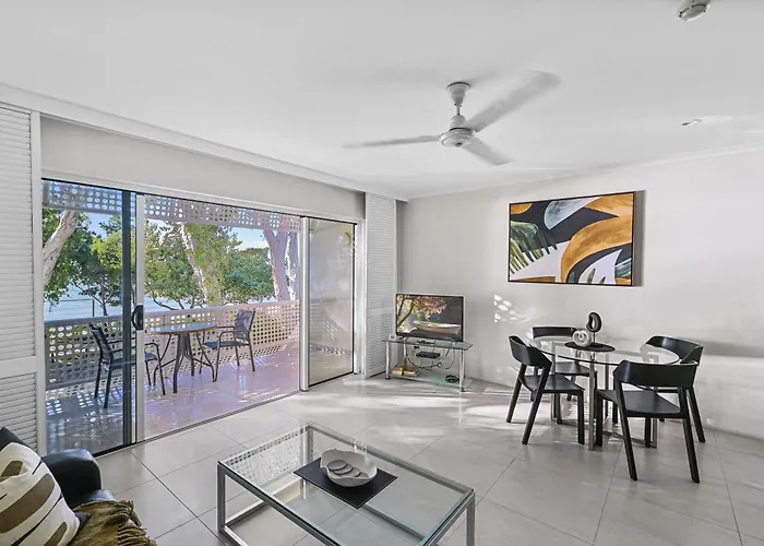 Central hotel: Marlin Waters Beachfront Apartments