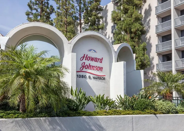 Waterpark hotel: Howard Johnson By Wyndham Anaheim Hotel And Water Playground