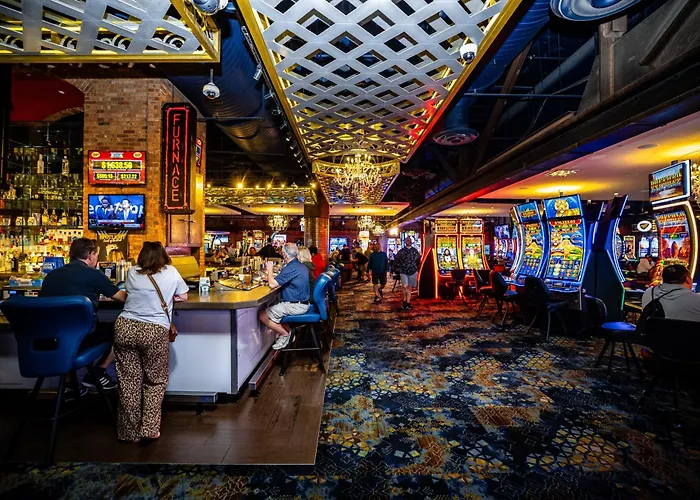 Hotel with pool: Downtown Grand Hotel & Casino