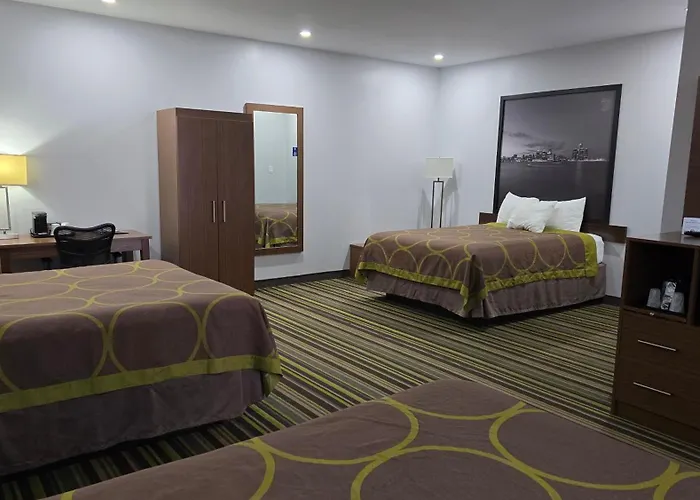 Dog friendly hotels Super 8 By Wyndham Windsor/Dougall