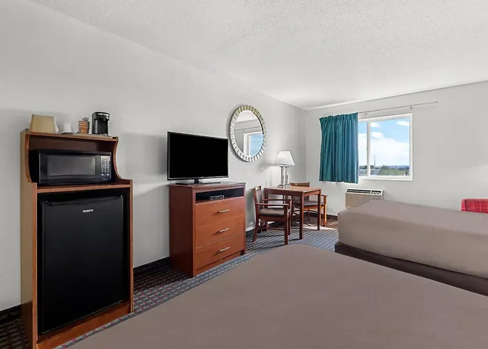 Hotel with pool: Rodeway Inn Rapid City North