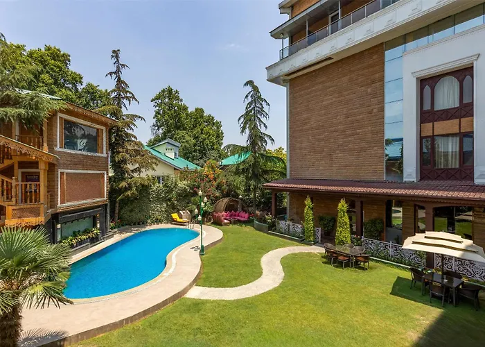4 star hotel: Radisson Srinagar