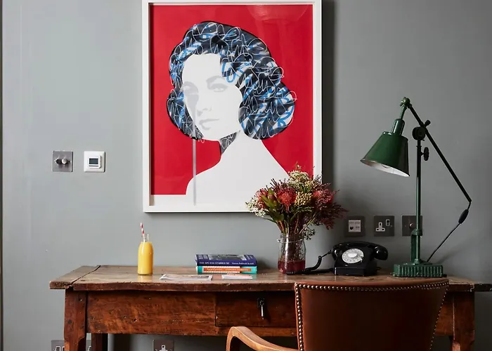 5 star hotel: Artist Residence London