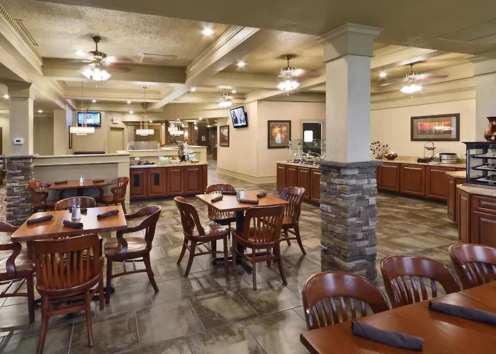 Hotel with pool: Best Western Plus Ramkota Hotel