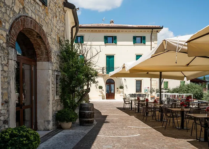  Castrum Wine Relais