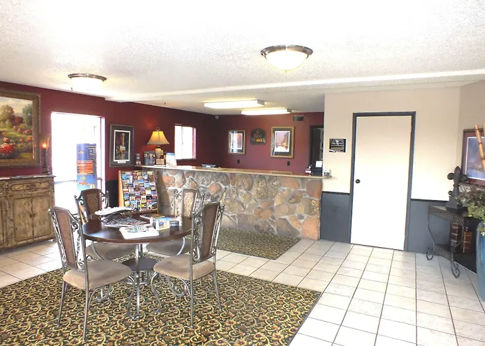 Hotel with pool: Days Inn By Wyndham Abilene