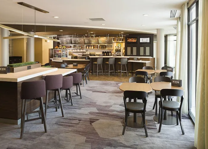 Hotel near College: Courtyard By Marriott Sioux Falls