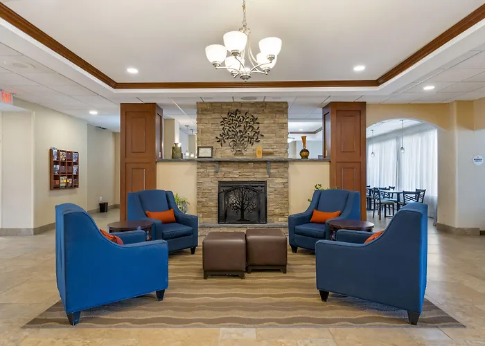 Hotel with pool: Comfort Inn & Suites Watertown - 1000 Islands