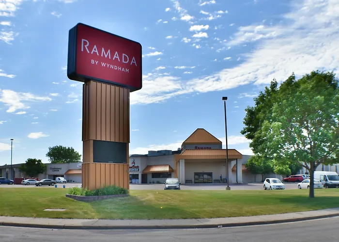 Сity center hotels Ramada By Wyndham Sioux Falls Airport - Waterpark Resort & Event Center