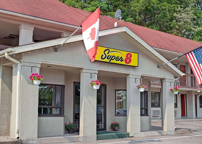 Romantic hotel: Super 8 By Wyndham Niagara Falls North
