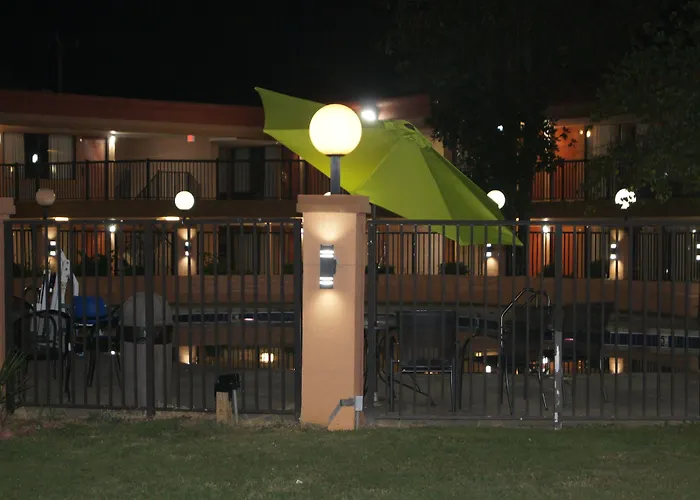 Days Inn By Wyndham /Near Duke University