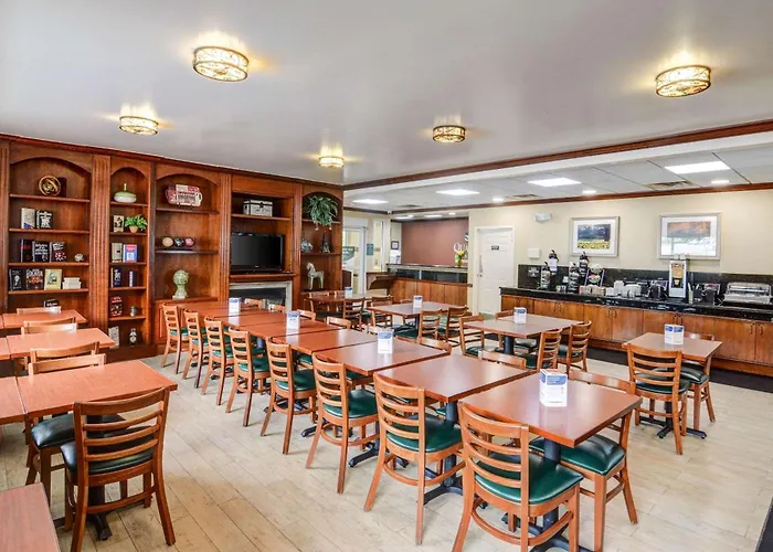 Hotel with Tennis: Quality Inn & Suites Biltmore East