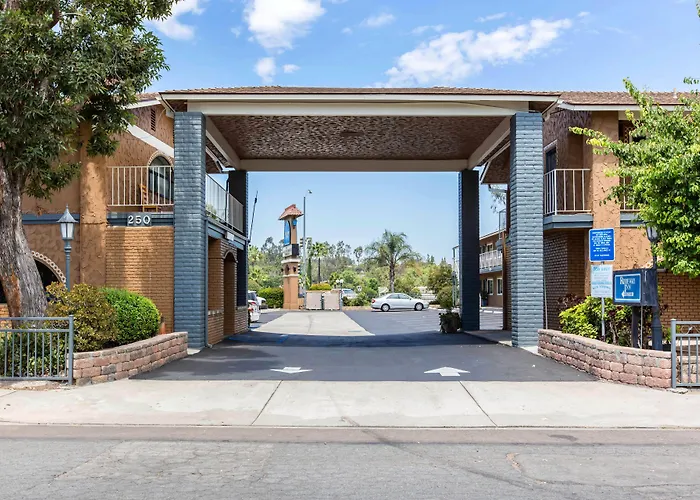 Dog friendly hotels Rodeway Escondido Downtown