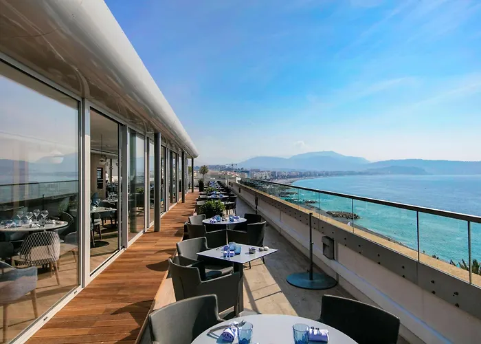 Hotel with pool: Radisson Blu Hotel Nice