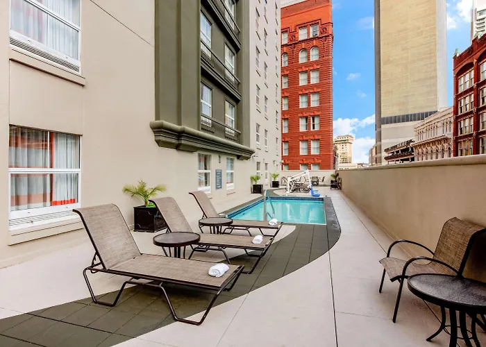Hotel with pool: La Quinta Inn & Suites By Wyndham New Orleans Downtown